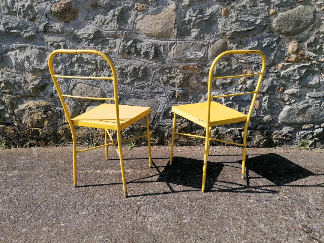 lotto di sedie in ferro gialle