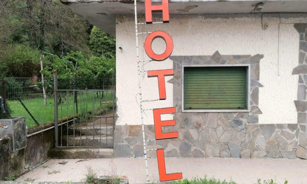 HOTEL GRANDE INSEGNA LUMINOSA